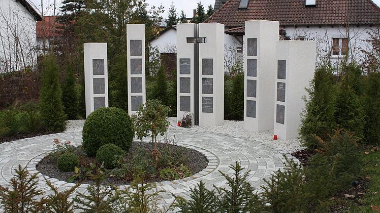 Auf dem Gottesacker von Hochstadt ist der Friedhofswandel in Form von Urnenstelen bereits zu spüren. Foto: Werner Hauber