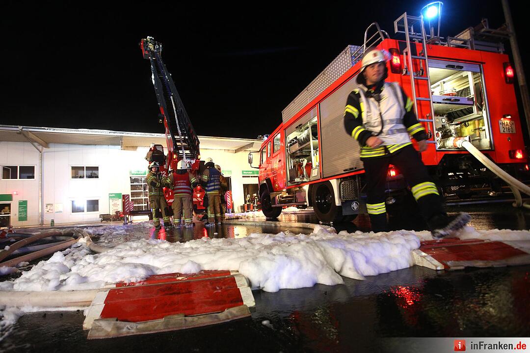 Schonungen: Werkstatthalle steht in Flammen