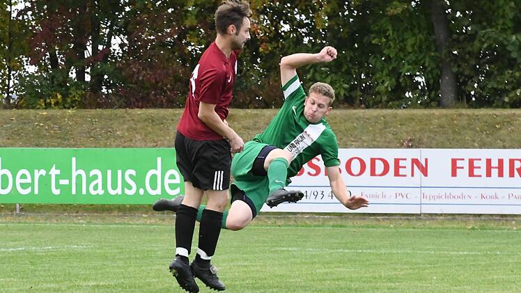 Die fliegende Grätsche führt dieser Akteur des FSV Schönderling vor. Der nötige Sicherheits-Abstand wird vom Kicker des BSC Lauter allerdings nicht eingehalten. Foto: Hopf