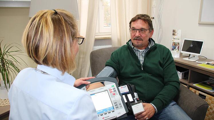 Nicht die Patienten fahren, sondern der Arzt wird zugeschaltet: Auf dem Foto stellen Udo Heimann und Marion Hümmler vom Bad Kissinger Zentrum für Telemedizin das im Januar anlaufende Fokusprojekt Mona (für mobile netzwerkmedizinische Assistenz) nach. Foto: Ralf Ruppert