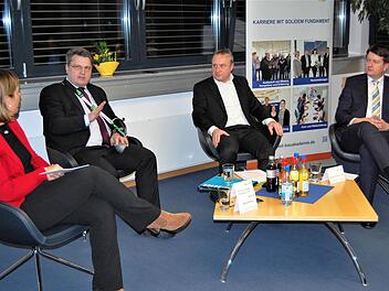 Neujahrstalk der Heil-Bauakademie: Moderatorin Nikola Renner im Gespräch mit (von links) dem bayerischen Justizminister Winfried Bausback, Firmenchef Peter Heil und dem Landtagsabgeordneten Sandro Kirchner (CSU).  Foto: Sigismund von Dobschütz