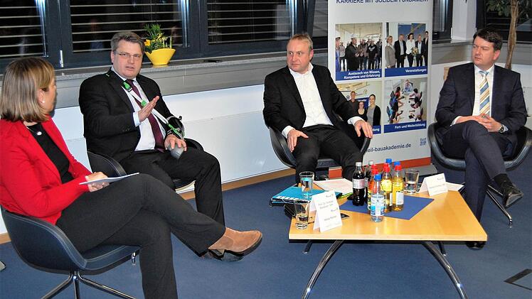 Neujahrstalk der Heil-Bauakademie: Moderatorin Nikola Renner im Gespräch mit (von links) dem bayerischen Justizminister Winfried Bausback, Firmenchef Peter Heil und dem Landtagsabgeordneten Sandro Kirchner (CSU).  Foto: Sigismund von Dobschütz