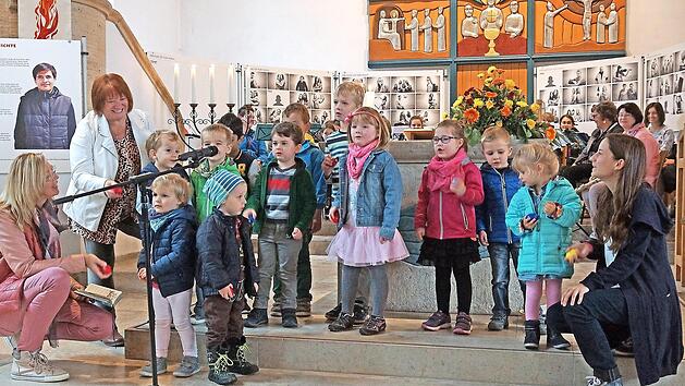Die M&auml;dchen und Jungen des evangelischen Kindergartens &uuml;bermittelten einen musikalischen "Geburtstagsgru&szlig;".  Foto: Matthias Schneider