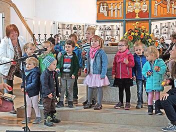Die M&auml;dchen und Jungen des evangelischen Kindergartens &uuml;bermittelten einen musikalischen "Geburtstagsgru&szlig;".  Foto: Matthias Schneider