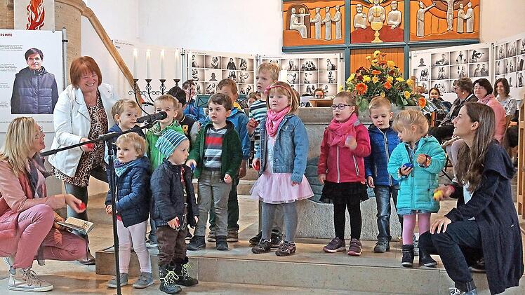 Die M&auml;dchen und Jungen des evangelischen Kindergartens &uuml;bermittelten einen musikalischen "Geburtstagsgru&szlig;".  Foto: Matthias Schneider