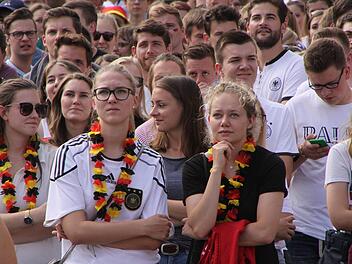 Mitfiebern ist angesagt: Arbeitnehmer müssen im Raum Bamberg meist auf ihre Überstunden und Urlaubstage bauen, um das Spiel der deutschen Elf verfolgen zu können. Foto: Schanz