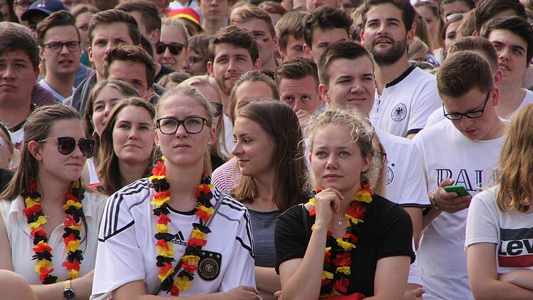 Mitfiebern ist angesagt: Arbeitnehmer müssen im Raum Bamberg meist auf ihre Überstunden und Urlaubstage bauen, um das Spiel der deutschen Elf verfolgen zu können. Foto: Schanz