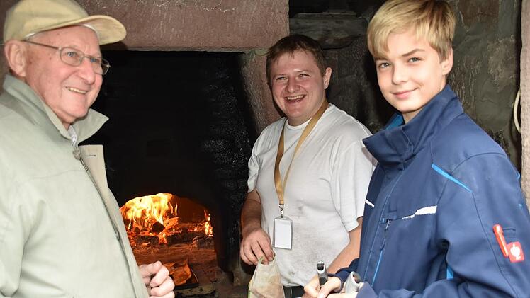 Bäckermeister Sebastian Groß backte mit Kindern köstliche Kartoffelbrötchen. Foto: Uschi Prawitz