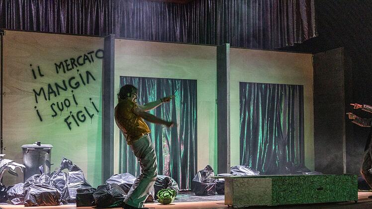 Turbulentes Bühnenvergnügen: Die Komödie "Bezahlt wird nicht!" von Dario Fo feierte Premiere am Landestheater Coburg.Foto: Angelina Bauer-Kalter