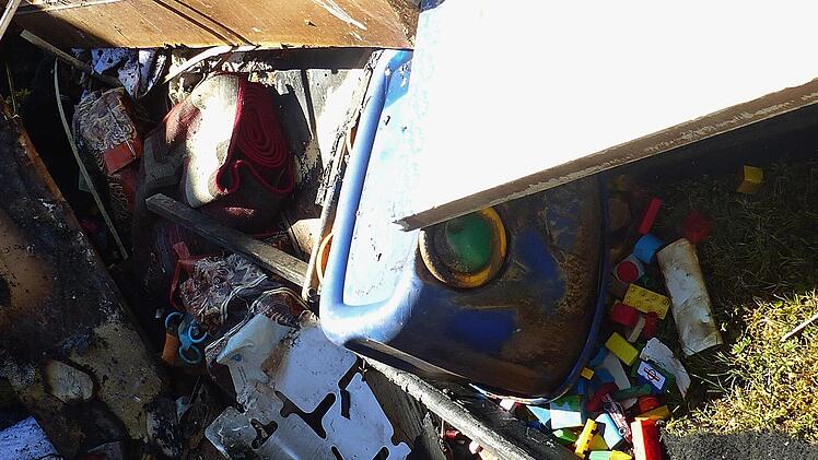 Zum Glück wurde kein Mensch verletzt: die aus dem Fenster auf die Wiese geworfenen Dinge belegen, dass in den ausgebrannten Zimmern eine Familie in Oerlenbach wohnte.