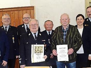 Über die Ehrungen freuten sich von links Stadtrat Ralf Völkl, Vorsitzender Stefan Fößel, Kommandant Thomas Jakob, Klaus Limmer, Ehrenvorstand Georg Ziegler, Heinrich Lieb, Bürgermeisterin Angela Hofmann und KBM Roland Schedel.