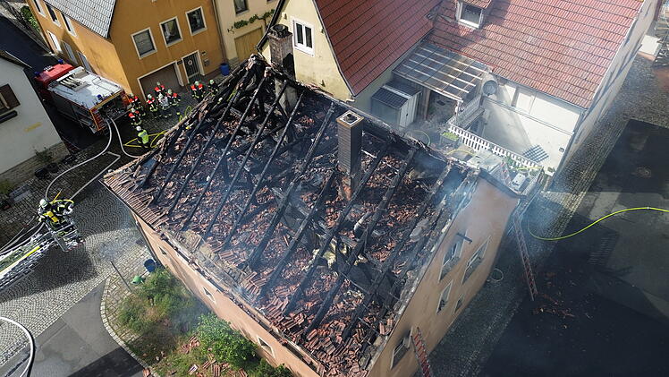 Brand eines Einfamilienhauses in Frickenhausen: Feuerwehr im Einsatz