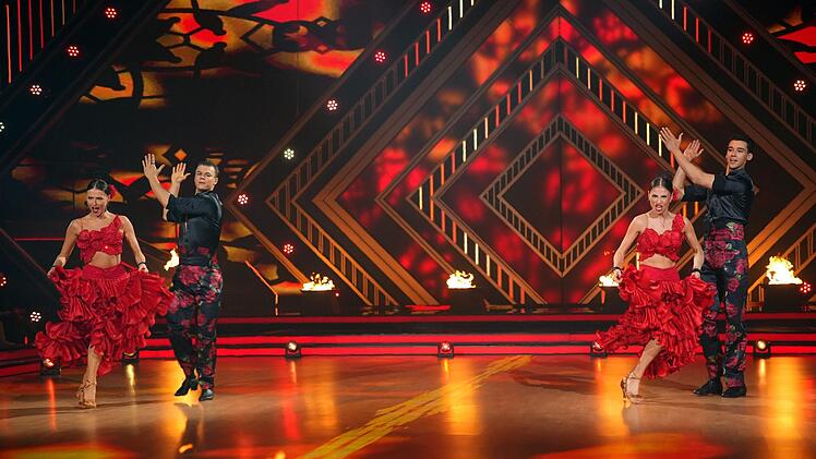Das Publikum liebte das Flamenco-Duell zwischen Taliso Engel mit Patricija Ionel (links) und Diego Pooth mit Ekaterina Leonova. Nur Herr Llambi hatte was zu meckern.