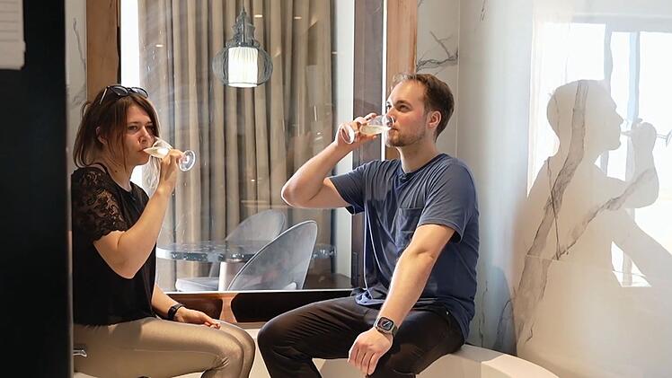 Freundlich, aber distanziert beginnen die Flitterwochen bei Michelle und Marlon.