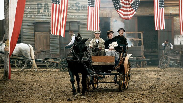 Fidelis Waldvogel (Jonas Nay) und Eva (Leonie Benesch) m&uuml;ssen die nervige Tante Lore (Therese H&auml;mer, rechts) aufnehmen, die aus dem Schw&auml;bischen in die Westernstadt nachger&uuml;ckt ist.