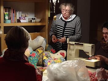 Seit Monaten schneidern und nähen die Mitglieder des Hausfrauentreffs. Etwa 120 Kissen in Herzform sind schon fertig. Foto: Johanna Eckert