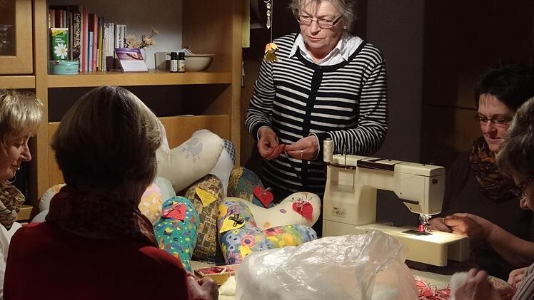 Seit Monaten schneidern und nähen die Mitglieder des Hausfrauentreffs. Etwa 120 Kissen in Herzform sind schon fertig. Foto: Johanna Eckert