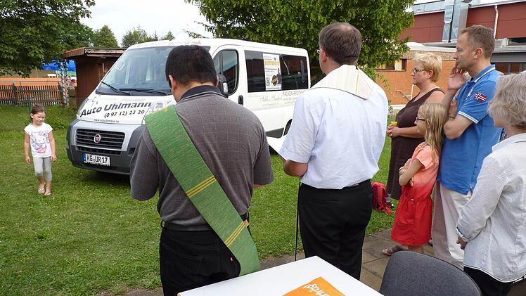 Pfarrer Robert Augustin und Diakon Kim Sell gaben dem neuen Fahrzeug des TV/DJK Hammelburg den kirchlichen Segen. Fotos: Alfred Ruppert
