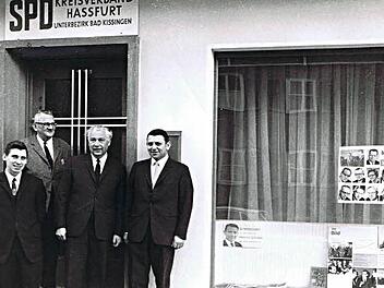 45 Jahre ist es her. Vor dem SPD-Büro in Haßfurt stehen im Jahr 1969 (von links): Ludwig Leisentritt, Organisationsreferent Curt Schmitt, Alfons Schwanzar und MdL Heiner Schneier.  Foto: privat