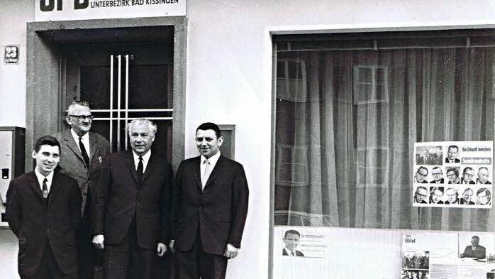 45 Jahre ist es her. Vor dem SPD-Büro in Haßfurt stehen im Jahr 1969 (von links): Ludwig Leisentritt, Organisationsreferent Curt Schmitt, Alfons Schwanzar und MdL Heiner Schneier.  Foto: privat