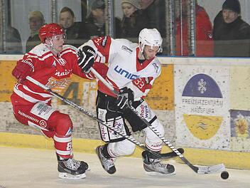 Der Inzeller Michael Johnstone (links) kann Max Hildenbrand, Torschütze zum 1:0 für die Haßfurter " Hawks", nicht stoppen.