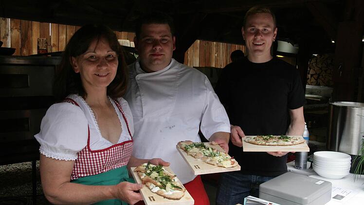 Anita (v.l.) und Markus Huberth mit Sebastian Grasser