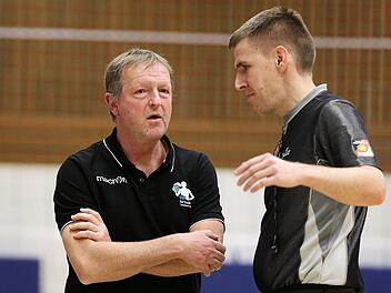 Nicht mit jeder Entscheidung der Schiedsrichter einverstanden war Ulf Schabacker (l.), der Trainer der DJK Brose Bamberg, im ersten Finalspiel in Heidelberg. Fotos: sportpress