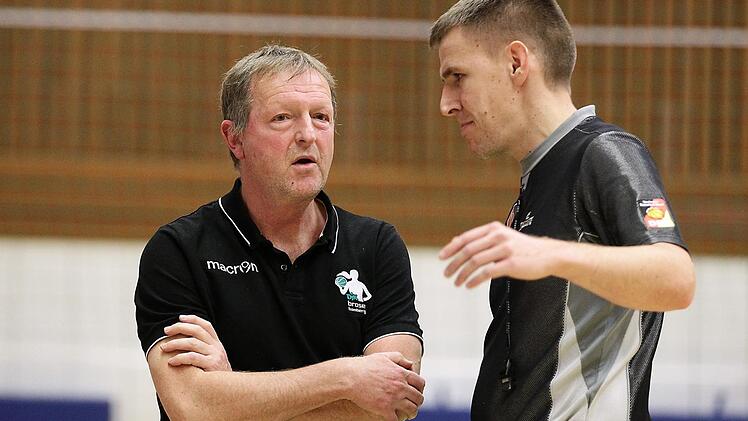 Nicht mit jeder Entscheidung der Schiedsrichter einverstanden war Ulf Schabacker (l.), der Trainer der DJK Brose Bamberg, im ersten Finalspiel in Heidelberg. Fotos: sportpress