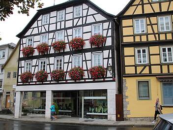 in markanter Blickfang am Marktplatz ist  mit seinem üppigen Blumenschmuck das renovierte Fachwerkhaus von Michael Moritz. Foto: Heike Beudert