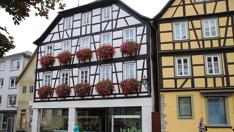 in markanter Blickfang am Marktplatz ist  mit seinem üppigen Blumenschmuck das renovierte Fachwerkhaus von Michael Moritz. Foto: Heike Beudert