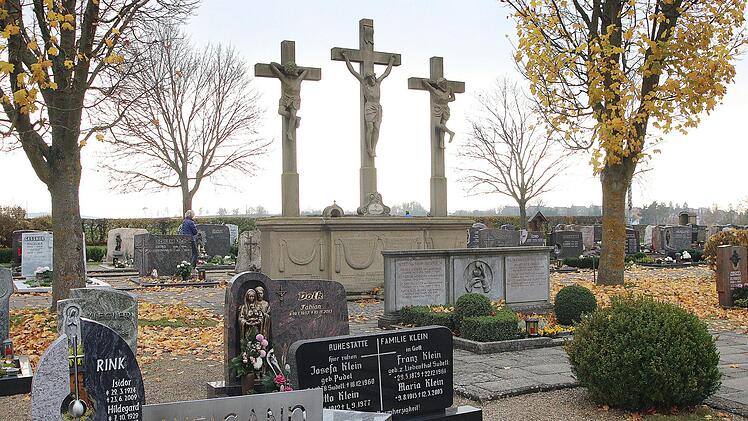 Der schmucke Friedhof von Großwenkheim gehört nicht der Stadt, sondern der  Kirchenverwaltung. Die Friedhofsmauer allerdings voll auf Kosten der Stadt   verlegt werden, damit die Zufahrt für ein neues Baugebiet geschaffen werden kann. Der Denkmalschutz allerdings hat hier auch ein Wort mitzureden.  Dieter Britz