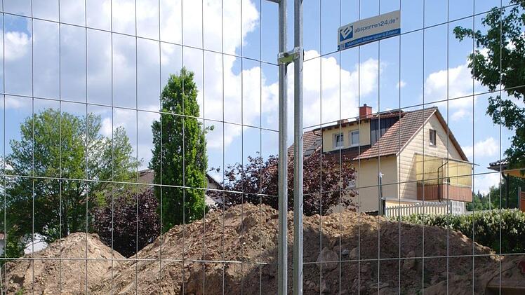 Im stark eingeschränkten Außenspielbereich lockt der abgedeckte Sandkasten kaum. Für die Kinder viel interessanter sind die Erdhaufen.  Foto: Stephanie Elm