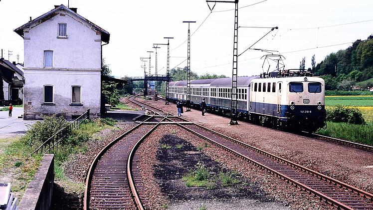 Ein Personenzug durchfährt den Bahnhof Neuses. Foto: Rolf Schierer