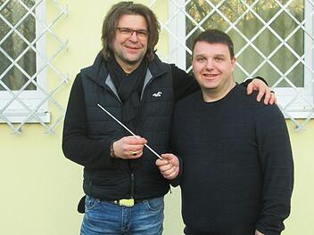 Dirigent Matthias Zippel (links) und seinem Stellvertreter Jürgen Kunkel (rechts) obliegt die Stabsführung bei der Hammelburger Stadtkapelle.             Winfried Ehling