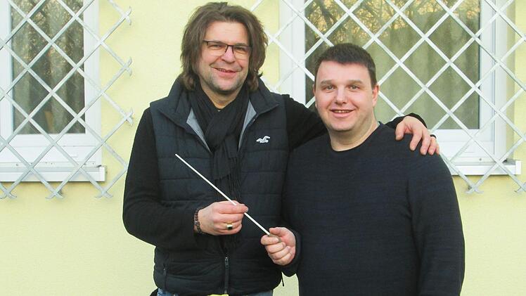 Dirigent Matthias Zippel (links) und seinem Stellvertreter Jürgen Kunkel (rechts) obliegt die Stabsführung bei der Hammelburger Stadtkapelle.             Winfried Ehling