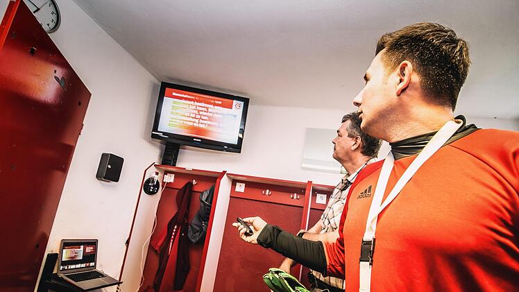 Reserve-Coach Daniel Warzecha zeigt vor den Spielen die Aufstellung und Taktik am Bildschirm. Foto: Alexander Muck