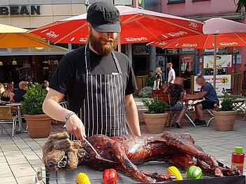Mit einer aufsehenerregenden Aktion macht Peta in Jena auf die unterschiedliche Behandlung von Haus- und Nutztieren aufmerksam und wirbt f&uuml;r eine vegane Lebensweise. Foto: PETA Deutschland e.V.