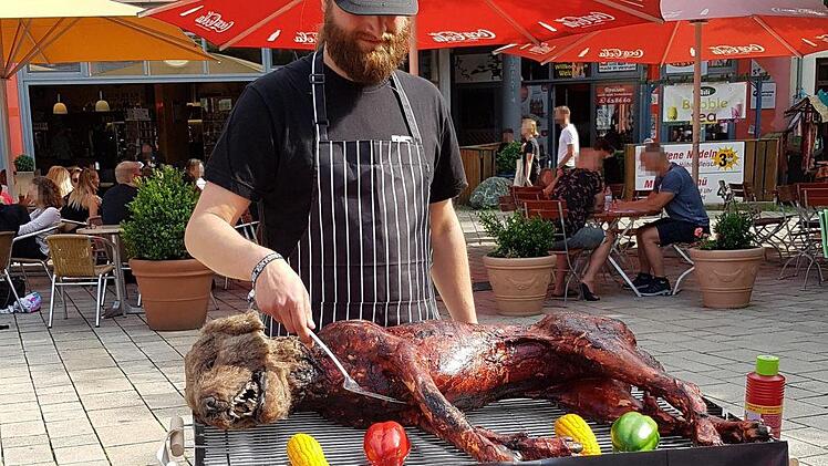 Mit einer aufsehenerregenden Aktion macht Peta in Jena auf die unterschiedliche Behandlung von Haus- und Nutztieren aufmerksam und wirbt für eine vegane Lebensweise. Foto: PETA Deutschland e.V.