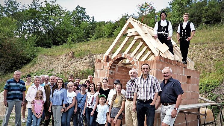 Gemeinsam feierten die Ködnitzer das Richtfest der kleinen Kapelle. Am Dachstuhl von links die beiden Zimmerer David Pöhlmann und Bastian Schmidt, sowie stehend von rechts 2. Bürgermeister Hermann Popp, IG-Sprecher Heinz Mösch und Architekt Wolfram Müller. Foto: Werner Reißaus