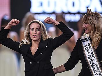 Lara Rúnarsson (links im Bild) holte sich den zweiten Platz bei der "Miss Germany"-Wahl im Europa-Park. Leonie Charlotte aus Schleswig-Holstein (rechts im Bild) gewann den Titel.  Foto: Patrick Seeger/dpa