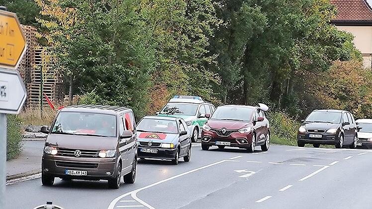 Ein kleiner Autokorso machte auf die Lage bei Valeo auf der Fahrt über die vier Kreisel der Stadt aufmerksam.