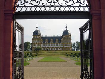 Franken im Fr&uuml;hling: Ausflugsziele f&uuml;r Familien & Wanderer - Der sch&ouml;ne gro&szlig;e Schlossgarten vom Schloss Seehof
