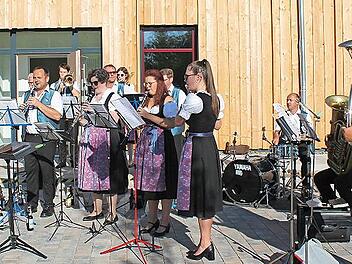 Die Uetzinger Musiker begr&uuml;&szlig;en vor der neuen Kulturscheune die Delegierten der heimischen Musikvereine. Unter der Leitung von Dirigenten Petr Horejsi sorgen sie mit flotten Rhythmen f&uuml;r die musikalische Einstimmung der Kreisversammlung.