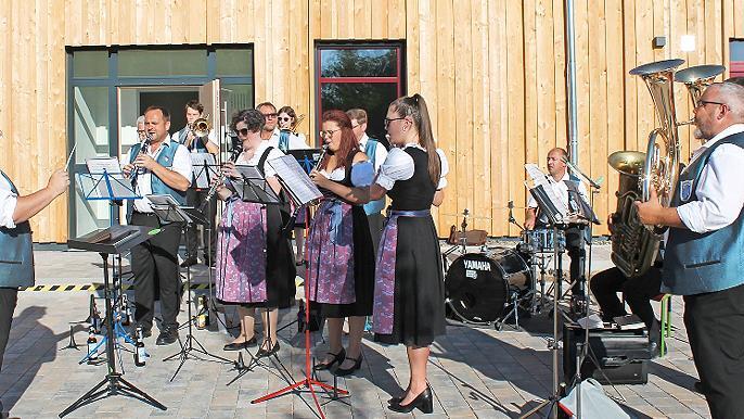 Die Uetzinger Musiker begr&uuml;&szlig;en vor der neuen Kulturscheune die Delegierten der heimischen Musikvereine. Unter der Leitung von Dirigenten Petr Horejsi sorgen sie mit flotten Rhythmen f&uuml;r die musikalische Einstimmung der Kreisversammlung.
