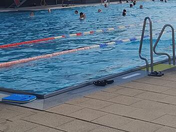 Keine Ausländer mehr im Freibad - Schweizer Gemeinde erlässt radikale Verordnung Freibad, Schwimmbad