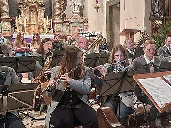Dreigesang, Nachwuchsmusikanten und die Musikvereinigung beim gemeinsamen abschlie&szlig;enden Lied &bdquo;S&uuml;&szlig;er die Glocken nie klingen&ldquo;.