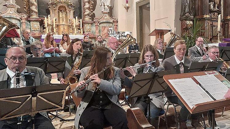 Dreigesang, Nachwuchsmusikanten und die Musikvereinigung beim gemeinsamen abschlie&szlig;enden Lied &bdquo;S&uuml;&szlig;er die Glocken nie klingen&ldquo;.