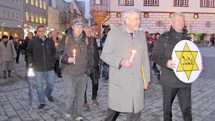 Vor Beginn der Feierstunde anlässlich des 75. Jahrestages der Novemberpogrome auf dem Marktplatz formierten sich verschiedene Schweigemärsche, die sich als Sternmarsch am Marktplatz trafen. Einen Schweigemarsch führte Zweiter Bürgermeister Norbert Tessmer (SPD) an.