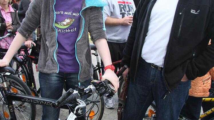Das alte Fahrrad von Lea Ramming (15) ist kaputt, jetzt hat sie ein neues Scott-Mountainbike. Rechts Papa Frank Ramming.