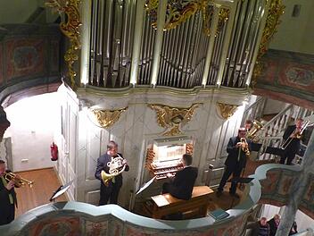 Zum Abschluss gesellte sich "Culma Brass" (von links Norbert Lodes, Leszek Waskowski, Harald Streit, Joel Zimmermann und Wolfgang Kleinlein) auf die Empore zu Organist Thomas Grünke. Foto: Dieter Hübner